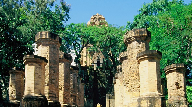 Tháp bà Ponagar - Khám phá đặc trưng tôn giáo cổ ở Nha Trang